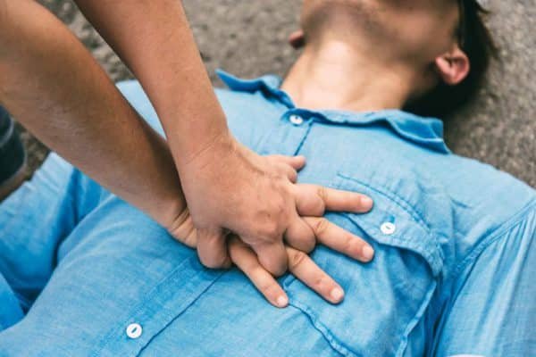 วิธีทำการ CPR เมื่อไม่มีเครื่องกระตุกหัวใจ
